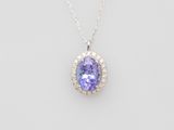 un pendentif en tanzanite et diamants monté sur une chaîne