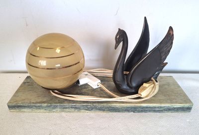une boule dorée surmontée d'un cygne