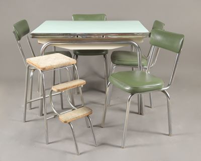 une table avec quatre chaises et une table avec quatre tabourets