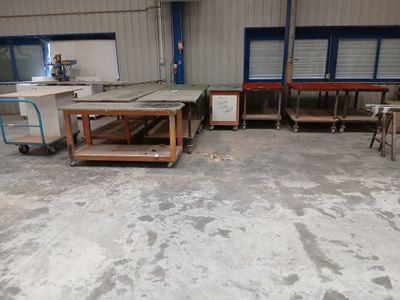 de nombreuses tables et chaises dans un bâtiment doté de nombreuses fenêtres
