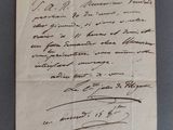 une feuille de papier sur laquelle figurent des notes manuscrites, posée sur une table