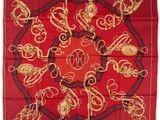 une écharpe rouge et dorée ornée d'un motif circulaire