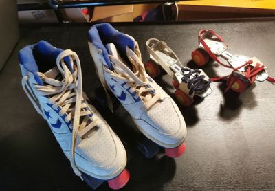 une paire de chaussures posée sur une table