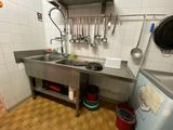 une cuisine équipée d'un évier, d'une cuisinière, d'un lave-vaisselle et d'un réfrigérateur