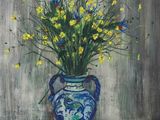 un tableau représentant un vase bleu contenant des fleurs jaunes