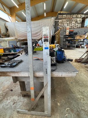 une photo d'un établi dans un atelier, avec des outils