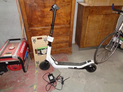 un scooter garé à côté d'un vélo