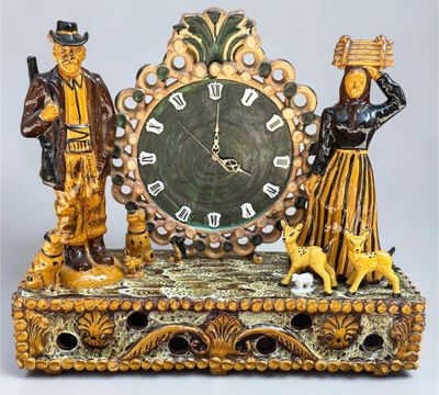 deux figurines placées à côté d'une horloge