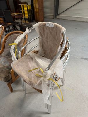 deux chaises emballées dans du plastique