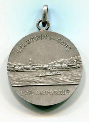 une image représentant une médaille d'argent sur laquelle figure l'effigie d'un navire