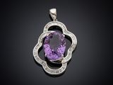 un pendentif en améthorate et diamant