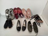 Plusieurs paires de chaussures pour femmes sont alignées sur une étagère