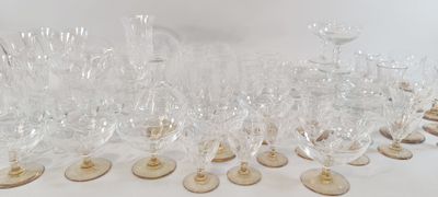 un grand nombre de verres à vin vides posés sur une table