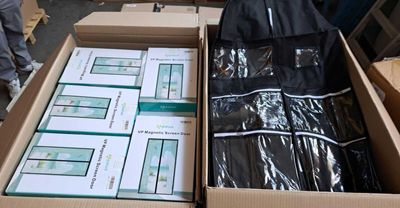 plusieurs boîtes d'appareils électroniques sont empilées les unes sur les autres