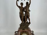 figurine en bronze représentant un homme et une femme tenant un globe terrestre, posée sur un socle en marbre
