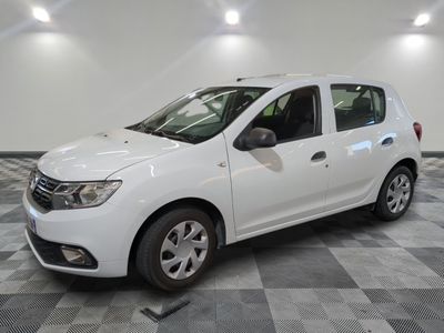 la petite voiture blanche est garée dans une grande pièce
