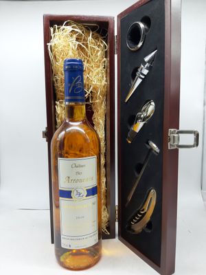une bouteille de vin dans un coffret en bois, munie d'un bouchon en liège