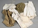 une pile de vêtements posée sur une table