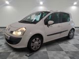 la photo d'une voiture blanche garée dans un garage