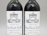 deux bouteilles de vin rouge posées l'une à côté de l'autre sur une table