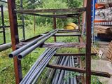 un rack rempli de tuyaux métalliques dans une cour