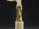 une image représentant une statue de femme, les bras tendus vers le ciel
