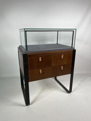 une image représentant une vitrine en verre avec des tiroirs et des tiroirs