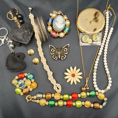 beaucoup de bijoux éparpillés sur une table