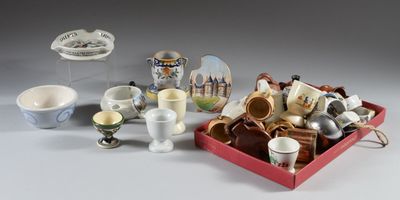 une boîte rouge remplie de tasses et de soucoupes posée sur une table