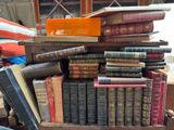 plusieurs livres empilés sur une table