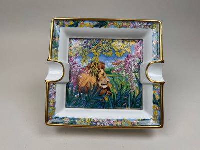 une photo d'une image représentant un lion sur une assiette