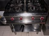 une cuisinière en métal à deux feux dans une cuisine