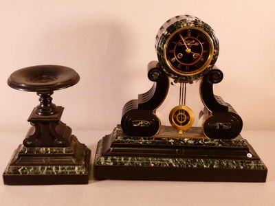 deux horloges posées l'une sur l'autre