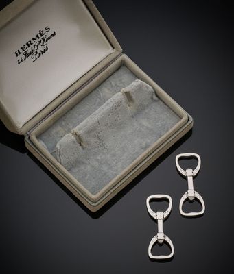 une paire de porte-clés plaqués argent, une paire de porte-clés plaqués argent et une paire de porte-clés plaqués argent