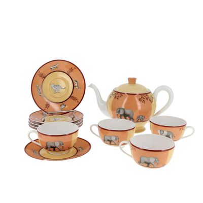 quatre tasses et une soucoupe ornées d'éléphants