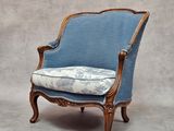 une image représentant une chaise bleue sur laquelle est posé un coussin