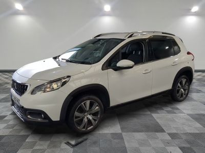 la voiture blanche est garée dans le garage sur un sol en damier