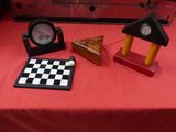 deux horloges et un damier posés sur une table rouge