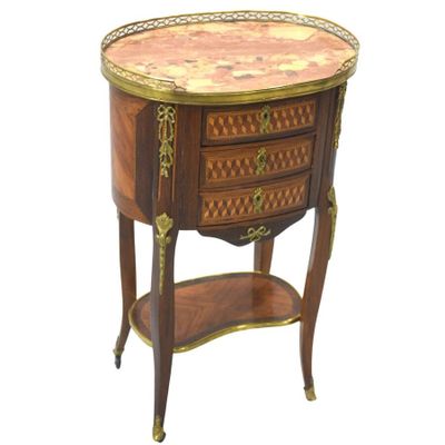 une petite table en bois avec un plateau en marbre