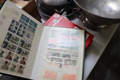 un livre de cuisine posé sur une table, avec une poêle dessus