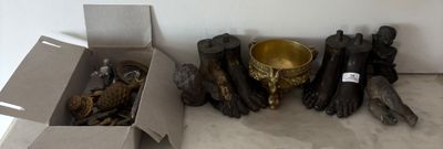 beaucoup d'objets posés sur le sol