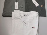 trois t-shirts pour homme sont posés les uns à côté des autres