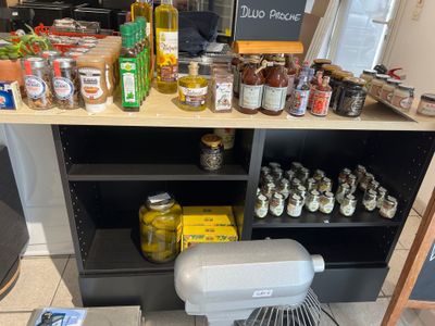 un plan de travail sur lequel se trouvent un mixeur, un blender et d'autres produits alimentaires