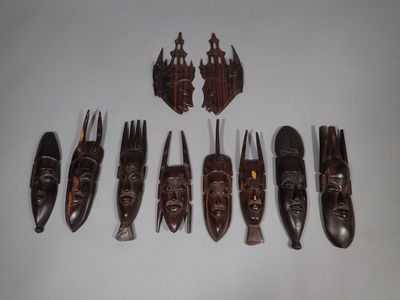 Ensemble de huit masques africains en bois sculpté à décor s…