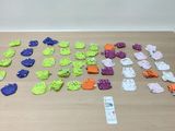 une table sur laquelle sont disposés de nombreux jouets en plastique de toutes sortes