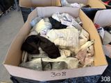 une boîte en carton remplie de vêtements et d'autres objets
