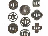 plusieurs types différents de tsubai en fer et d'autres objets métalliques