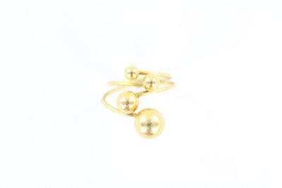 une paire de boucles d'oreilles en or ornées de perles sur fond blanc