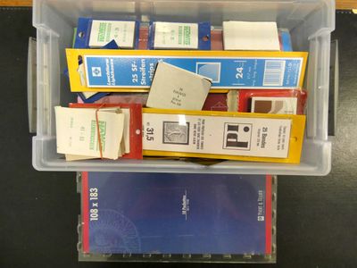 un bac en plastique rempli de livres posé sur une table