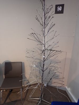 un sapin de Noël argenté dans un coin de la pièce